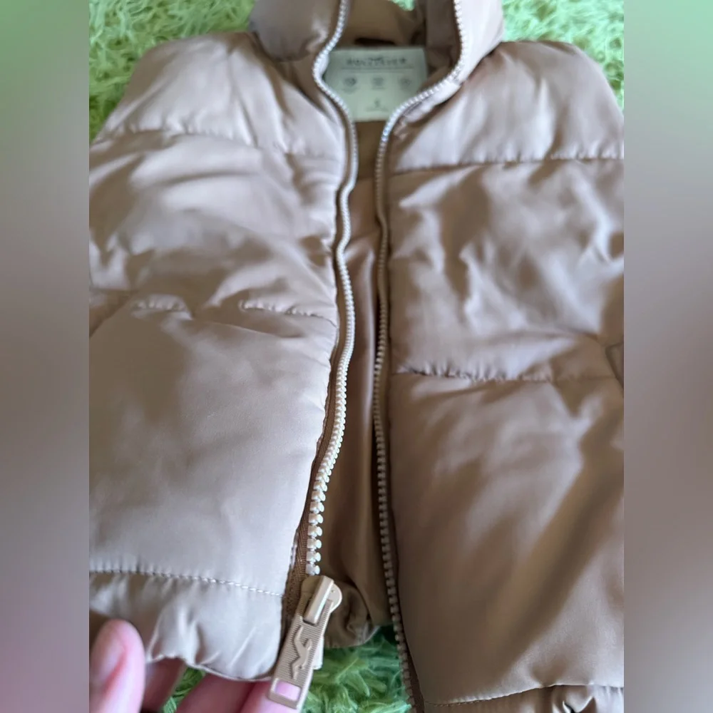 Hollister Ultimate Mini Puffer Vest - Picture 3 of 7